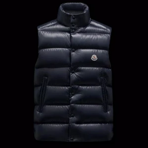 Moncler väst - Säljer mörkblå moncler dunväst (tibb down gilet). Passar perfekt under mellansäsongerna. Köpt i butik och kvitto finns. Har inga defekter och använd ett fåtal gånger. Ordpris 7 920kr, säljer för 5 000kr, priset kan även diskuteras.