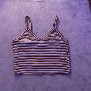 En crop top  - En crop top från monki storlek m men passar på s också bara testat på den har aldrig andvänt den ute 