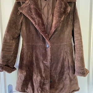 Mockajacka  - Superfin jacka/ kappa i äkta mocka.  Stl L Något insvängd i midjan. Mysigt varmfodrad runt kragen/slaget och i ärmsluten.