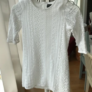 Spetstopp - Denna spetstoppen är väldigt gullig men jag kan inte knäppa där bak. Den är i bra skick❤️