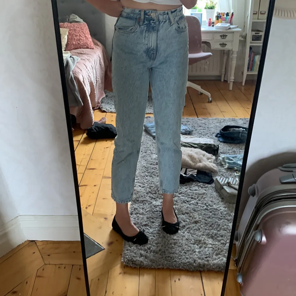 Högmidjade jeans som tyvärr blivit för korta för mig som är 170 cm. Älskar dessa jeans!. Jeans & Byxor.