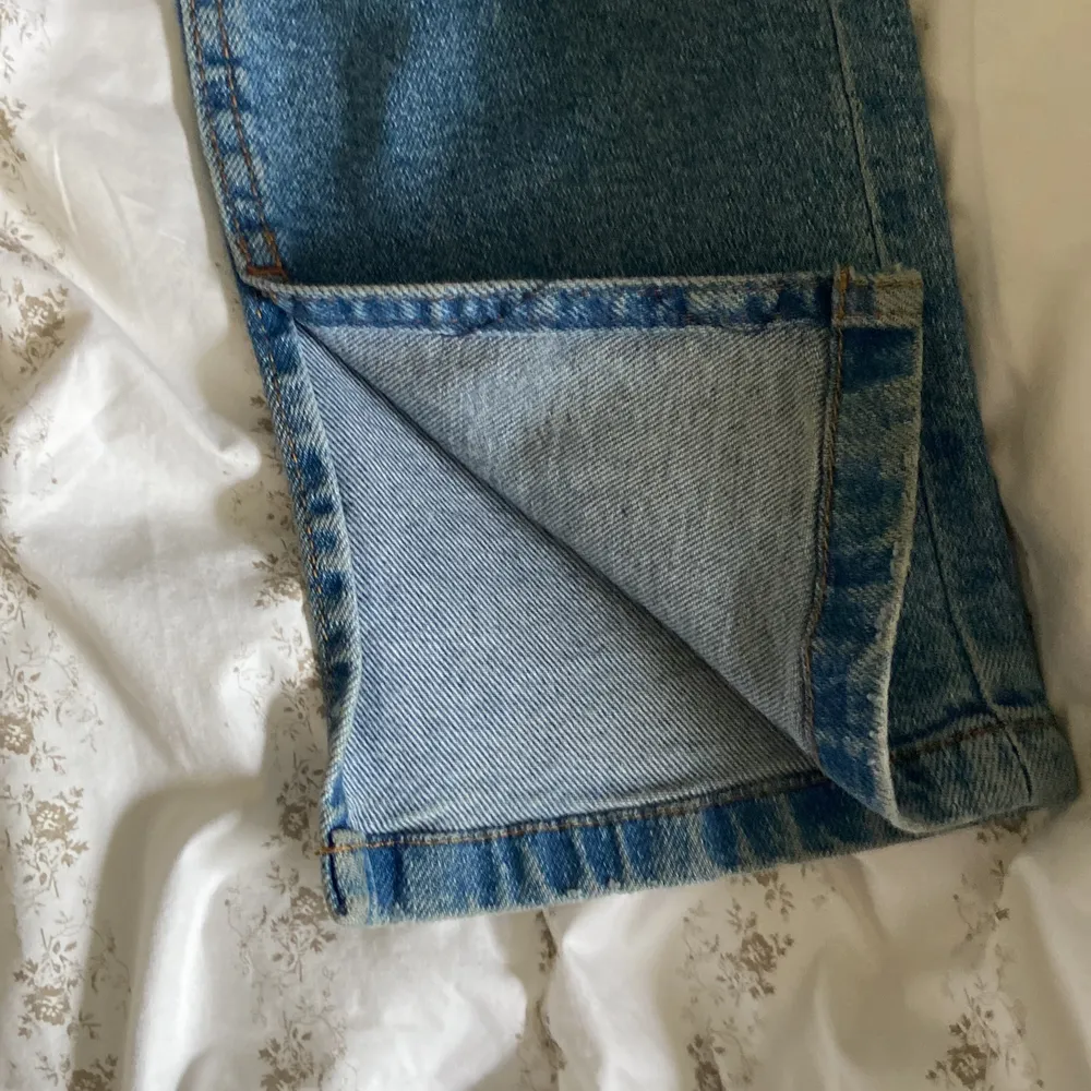 Zara jeans som jag köpte för ett halvår sedan❤️ de är med slits och säljer för att dom kommer inte till användning längre. Jeansen är slim i modellen.. Jeans & Byxor.