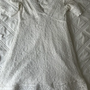 Studentklänning / festklänning - V ringad stickat klänning, väldigt fint på. Använt 1 gång på fest, bra i skick.  