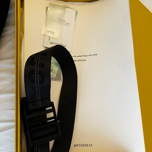 off white bälte - Säljer min off white industrial bälte som inte kommer till användning Alla tillbehör medföljer!