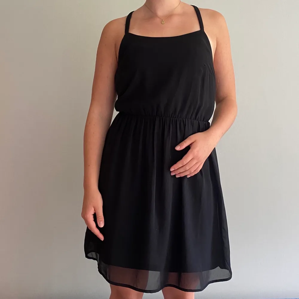 (Tryck inte ”köp nu” skriv istället till oss) Kort svart klänning med öppenrygg. Är 166 cm lång och kläningen går  över knäna. Använd vid två tillfällen. Du står själv för frakten💕 . Klänningar.