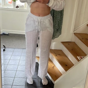 Linnebyxor - Säljer mina linnebyxor från Chelsea då dom är helt oanvända pga att dom är lite för små på mig runt höfterna. Byxorna är i stl M och midwaist. Jag är 173 cm lång och dom är inte för korta på mig. Är flera intresserade blir det budgivning! 💖