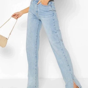 Jeans med slits - Storlek 34  Köpta från boohoo  Älskar dessa jeans men blivit för små så kan inte användas längre köptes för 360 kr men säljer för 200 kr+frakt