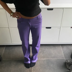 Lila skinn byxor  - Dessa galet coola skinn inspirerade byxor som gör en outfit såååå häftig!  Lowrise, långa i benen för mig som är 165. Ääääääälllssskar dom men råkade beställa 2! Nyskick