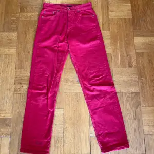 Vintage momjeans i storlek W30 L33, men passar mig som vanligtvis har 26/27. Från United Colors of Benetton.  Kan mötas upp i Uppsala, annars står du för frakt ✌️💕