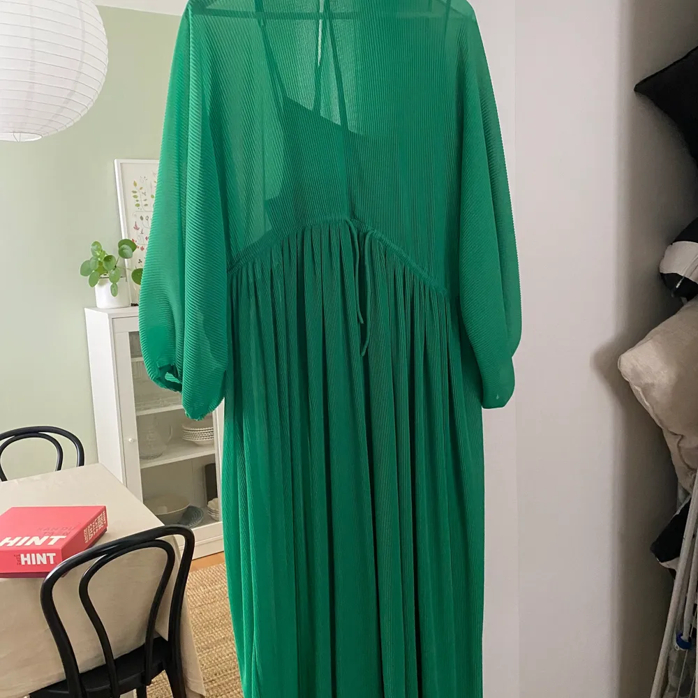 Grön klänning från Zara, endast använt ett fåtal gånger. Klänningen har en underklänning, men denna syns inte när man har den på sig. Storlek S, men passar även en M. Nypris 399:-, mitt pris 150:-. Klänningar.