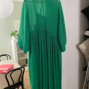 Grön klänning från Zara, endast använt ett fåtal gånger. Klänningen har en underklänning, men denna syns inte när man har den på sig. Storlek S, men passar även en M. Nypris 399:-, mitt pris 150:-