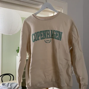 Collegetröja NA-KD - Beige collegetröja från NA-KD med copenhagen tryckt på bröstet. Storlek L, men passar även en M. Nypris 349:-, mitt pris 100:-