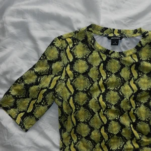 Orm mönstrad tröja - En gul/grön orm mönstrad tröja från monki! Använd två gånger så är i mycket bra skick. Skriv för frågor eller fler bilder🐍