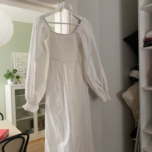 Klänning Missguided - Vit klänning från missguided i storlek L, men passar även en M. Endast använd ett fåtal gånger. Nypris 499:-, mitt pris 150:-. Köparen står för frakten 