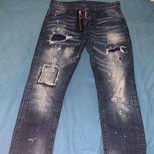 Dsquard2 jeans storlek 48 Skick 10/10 inga problem med dom  Pris kan diskuteras vid snabb affär 