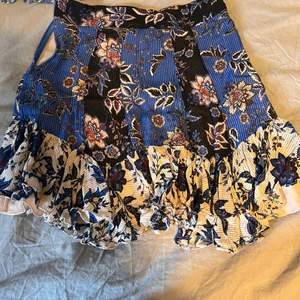 Jättesöt kjol från zara som ej går att köpa längre! Storlek S. Fler bilder kan skickas 💜