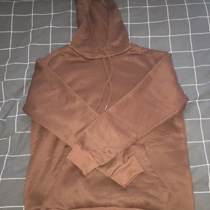 Mörkbrun hoodie storlek XS - Säljer en helt ny hoodie som ja hade köpt i fel storlek. Den är kaffebrun o har en drake på baksidan, den e jätte skön o bekväm, otroligt mjuk insida och är i jätte bra skick. Mått: Axel: 49cm, längd:65cm, armlängd:54,5cm, byst:100cm. 
