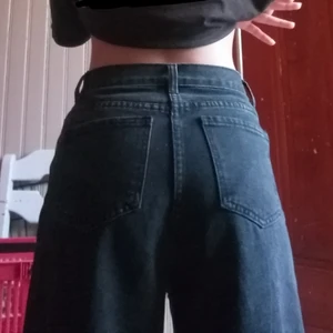 Svarta wide baggy jeans -     (⚠️TRYCK INTE på köp direkt⚠️) Jeansen är som nya har aldrig använt dom eftersom dom inte är min stil. Jag är 167 cm💞. Köparen står för frakt❤️