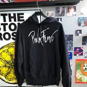asball pink floyd hoodie! svinbra band, coolt tryck med albumet ”the wall” på ryggen!