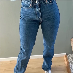 Weekday - Säljer dessa helt oanvända weekday jeansen i strlk 26/34. Jättefina jeans, säljer då de ej kommer till användning. Nypris 499kr Mitt pris 190 kr +frakt