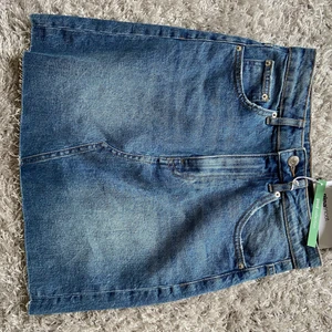 Jeans kjol - Säljer denna oanvända jeanskjolen i storlek 34. Lapparna finns kvar, nypris 299kr men säljer den för 150kr😊 kjolen är ifrån GinaTricot💕
