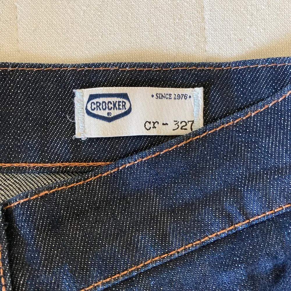 Ett par fina mörkblå utsvängda crocker jeans med coola fickor som tyvärr är för små för mig så säljer vidare <3 skulle säga att de är lite små i storleken även fast de är W 28. om du har nån fråga är det bara att skriva :). Jeans & Byxor.