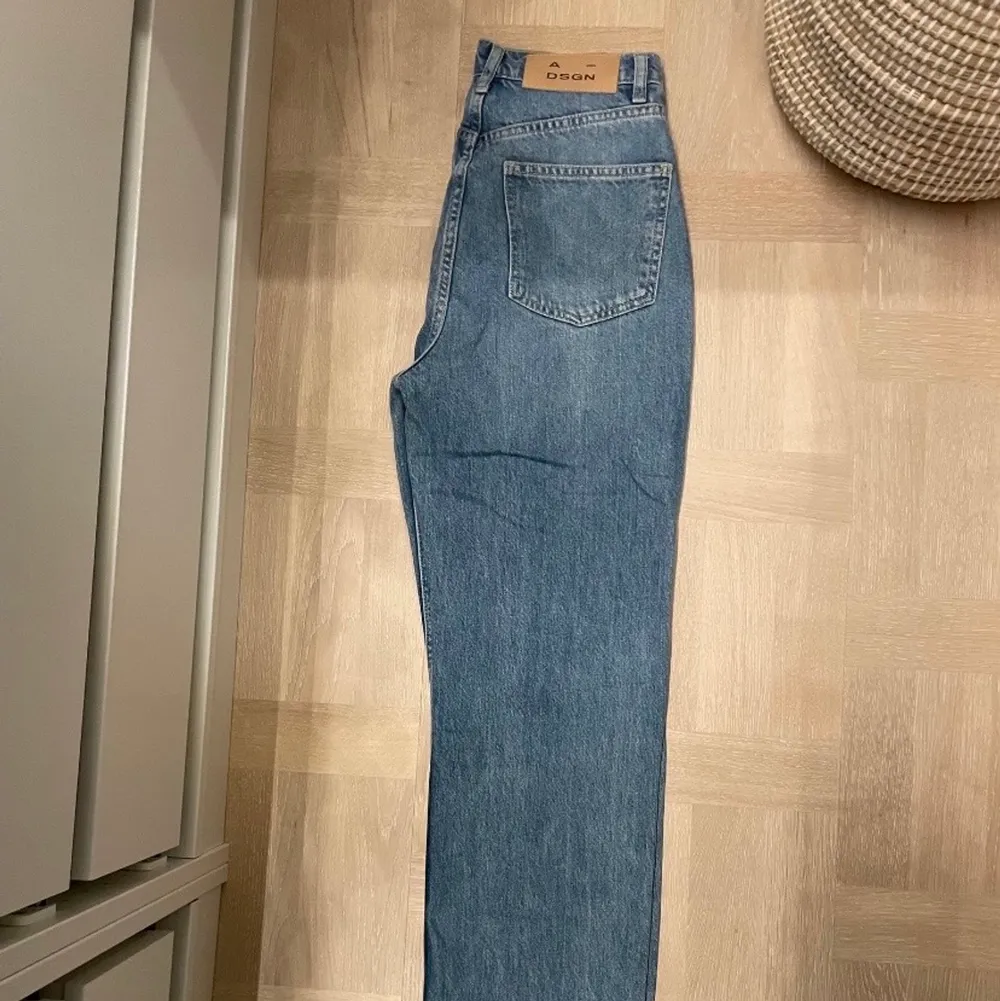 Superfina jeans från A-DSGN i storlek small. Knappt använda, säljes pga för stora för mig!. Jeans & Byxor.