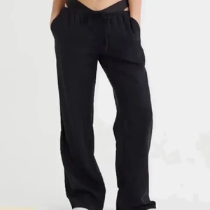Linnebyxor H&m ⭐️⭐️ - Säljer dessa populära linnebyxor från H&m i storlek s. Dem är oanvända då jag har flera par linnebyxor. Dessa är slutsålda. Kan fixa egna bilder vid behov! 🫶🏽 frakt tillkommer. Flera intresserade. BUDA!! ❤️