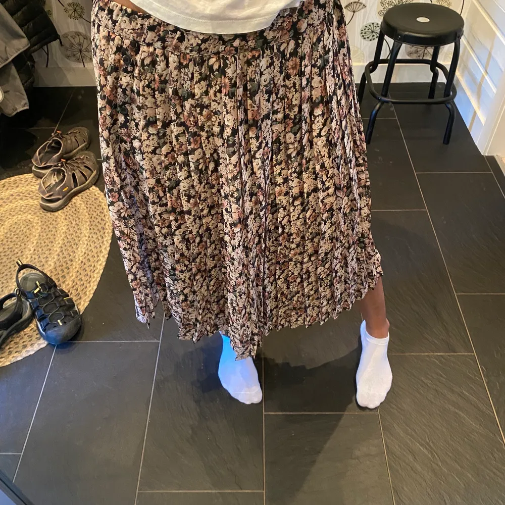 Säljer denna jättevackra kjol från Hollister. Den har knappar på sidan vilket gör att man själv kan välja ifall man vill ha en slit eller inte, samt hur öppen. Storlek S, men passar även Xs och M. Kjolar.