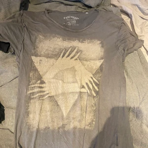 Skit frän t shirt! - Lite y2k/drain känsla. Tunn t shirt som jag ej använder längre! Pris kan diskuteras