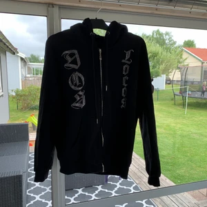 Dos locos zip-up - Dos locos zip up Skick:ny skick Storlek: medium men sitter lite oversized Säljer den för passformen satt inte som jag ville.