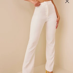 Kostymbyxor - Kostymbyxor från Nelly. Är endast använda en gång! Inga defekter förutom att de är insydda i midjan, men det är inget som syns. Storlek XS men passar även S. Modellen bär storlek XS. 