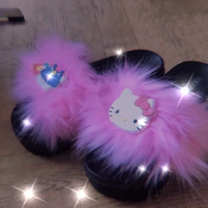 Plattå hello kitty tofflor 💗🌈 - Hej!  Jag säljer dom hära tofflorna som jag har slutat använt. Jag köpte dom här i plick! 🌸 dom kommer ifrån killstar. Dom har fet plattform.   Har inte använts så mycket! Är i bra skick! Om ni vill se mer bilder fråga på bara i mina dm! 🌈 