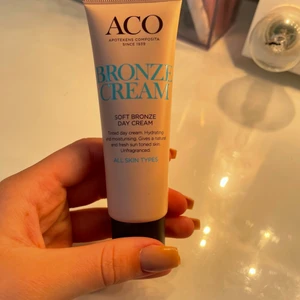 Smink - Säljer denna då jag inte får någon användning för den(endast testat en gång) så den är i princip helt full💕