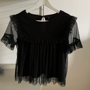 Svart Blus - Säljer denna nästan oanvända svarta blus. Har ingen aning om märke eller storlek då lapparna är bortklippta. Köpt för flera år sedan men använd max 3 gånger