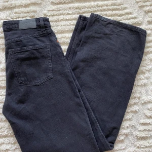 Monki jenas 90’s fit  - Svarta jens från moki strl 27 i midjan och långa ben. I nyskick endast testade 🌸 Köpare står för frakten☺️