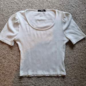Jag säljer en vit T-shirt ifrån bikbok som är i storlek xs.  Den är ribbad.