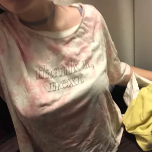 T shirt - T shirt från h&m, där fram står de thank you next o där back ariana grande, andvänt ett fåtal gånger, super fin köpare står för frakt 