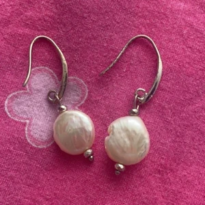 örhängen  - stenar/pärlor??