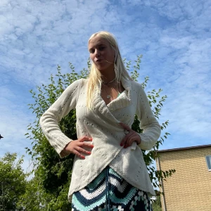 Stickad kofta - Vit stickad kofta perfect för sommarkvällar 