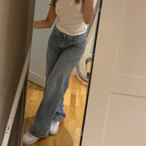 Lågmidjade jeans - Säljer dessa blåa lågmidjade jeans från h&m i storlek 36. De är i ett bra skick💕💕