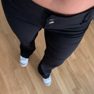 Stretch svarta flarie - I fint skick medföljer ett skärp men blivit för stora för mig jag älskar dom och kommer köpa likadana men i mindre storlek 🖤