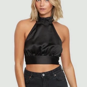 Svart satin topp - Från BikBok. Väldigt fint skick. Storlek M