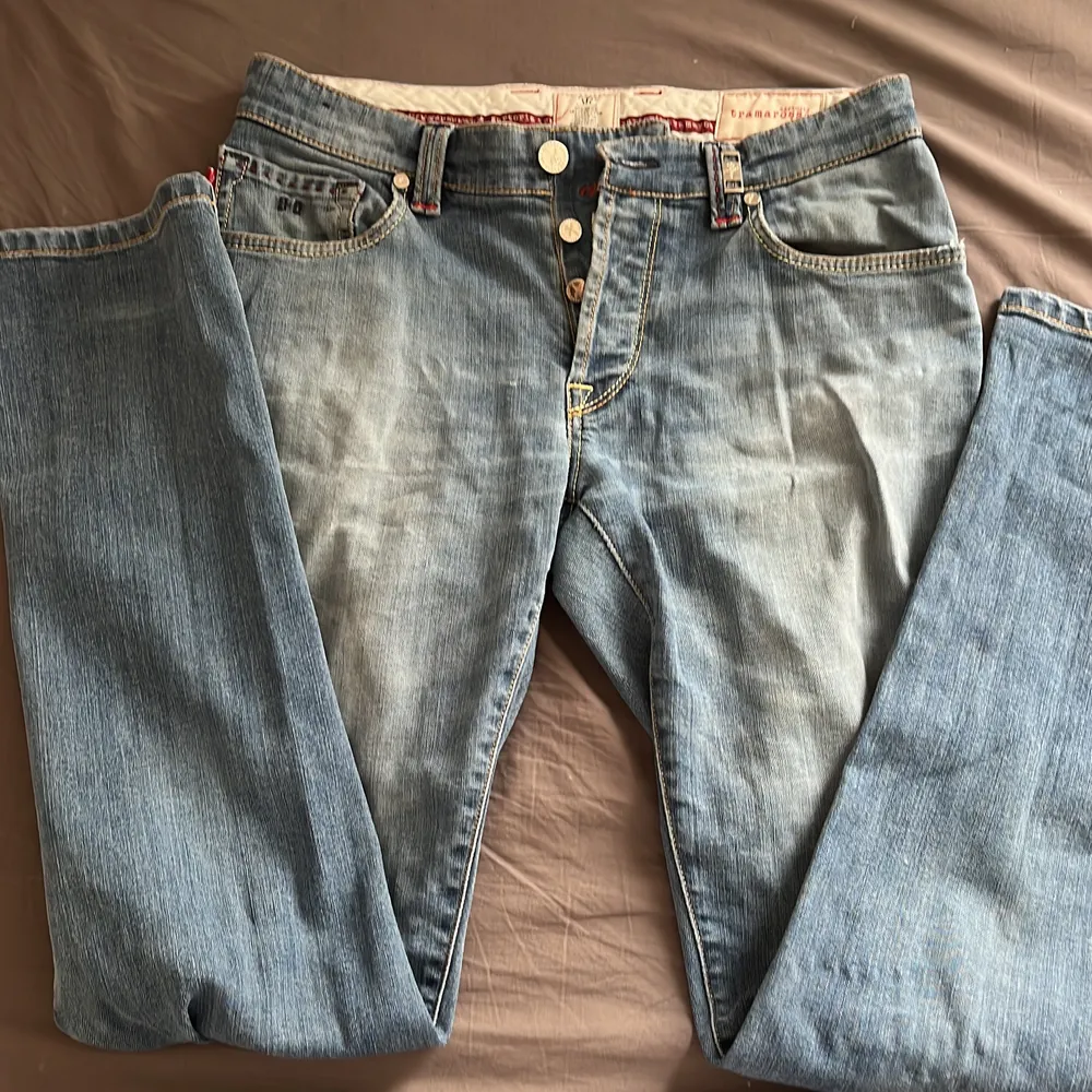 Super snygga jeans från märket sartonia tramarossa. Stl är 30 men känns som en vanlig 36. Midjemått 76cm och innerbenslängden 80cm:). Jeans & Byxor.