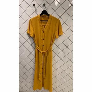 Klänning  - Senapsgul långklänning. Använts endast engång. Storlek 38/M. 100% Polyester. 