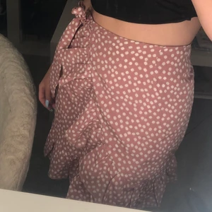 Blommig kjol  - Fin somrig kjol från shein. Färgen är lite mer rosa i verkligheten! På baksidan är det en dragkedja💕💕