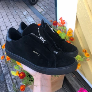 Axel Arigato skor - Säljer mina svarta Axel Arigato skor som numera är slutsålda i Sverige. De är i storlek 38 och är i väldigt bra skick. Kan mötas upp i Göteborg eller frakta.