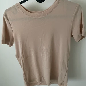 Beige t-shirt  - En beige t-shirt från zara som jag aldrig använt då den aldrig kommit till användning. Den är som ny och är jättefin. 