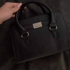 Enkel svart väska medium storlek, har dock ”klippt” av bandet vid sidorna (skriv privat för bild) annars är de inga defekter på den.