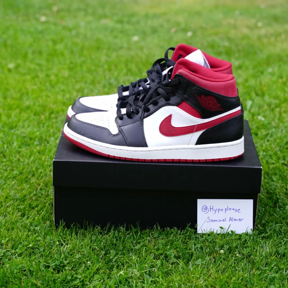 Air Jordan 1 Mid Gym Red Black White 🖤  Pris - 1499kr  Storlek - US 8.5 / 42  Condition- 9.5/10  Köp sker via DM  Fraktas över hela Sverige, kan också mötas upp i Skövde📍. Skor.